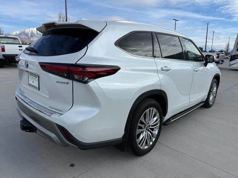 Used 2024 Toyota Highlander Platinum image 3