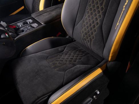 Used 2024 Lamborghini Urus Performante AWD/4WD image 12