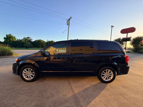 Used 2014 Dodge Grand Caravan SXT FWD image 2