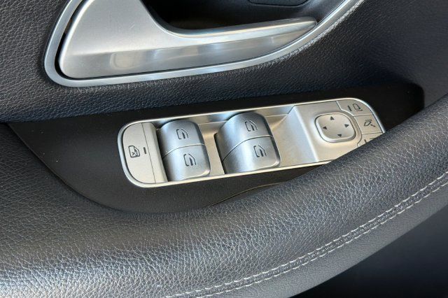 Used 2024 Mercedes-Benz GLE 450e 4MATIC image 12