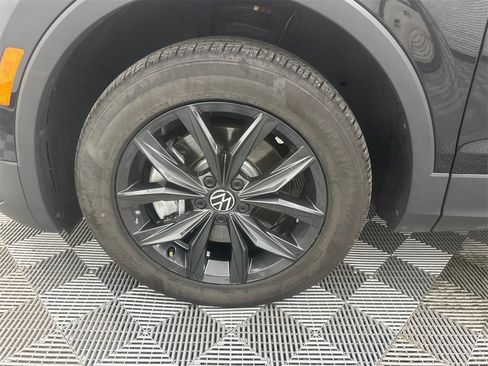 Used 2024 Volkswagen Tiguan SE image 12