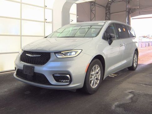 Used 2024 Chrysler Pacifica Touring-L image 1