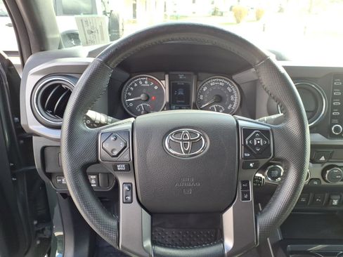 Used 2021 Toyota Tacoma TRD Sport w/ Technology Package image 11