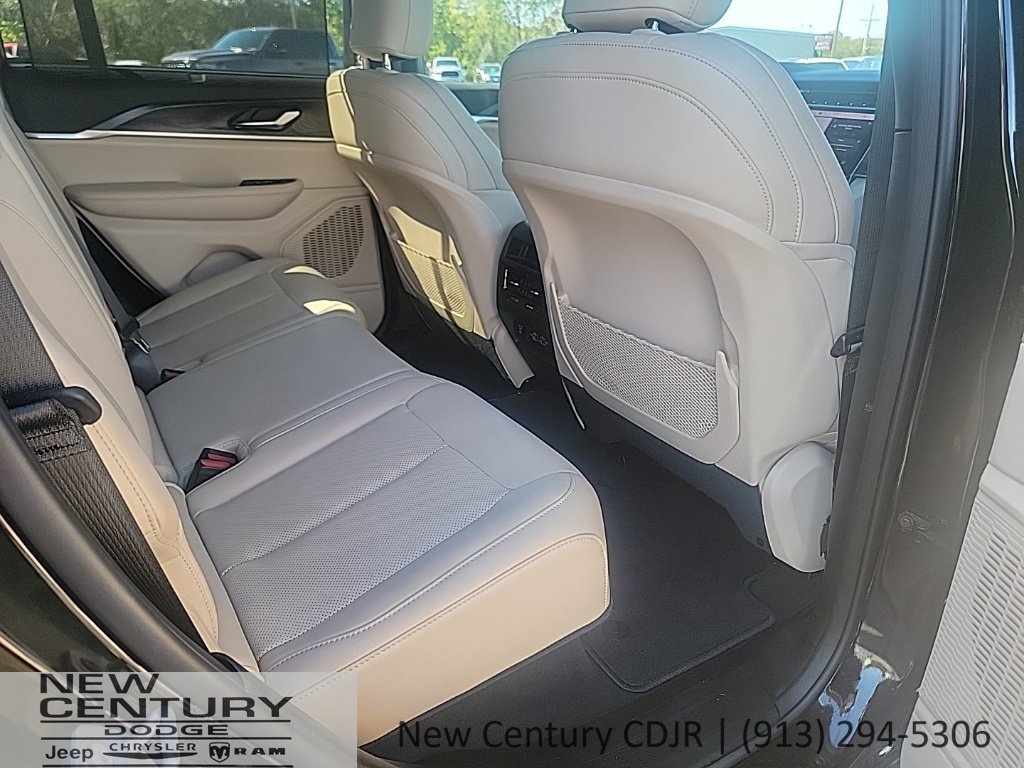 Used 2025 Jeep Grand Cherokee Limited w/ Luxury Tech Group II AWD/4WD image 23