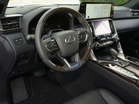 Used 2025 Lexus LX 700h Ultra Luxury w/ Accessory Package (2T) AWD/4WD image 8