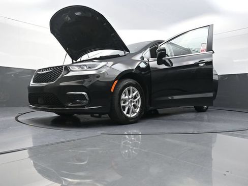 Used 2023 Chrysler Pacifica Touring-L FWD image 30