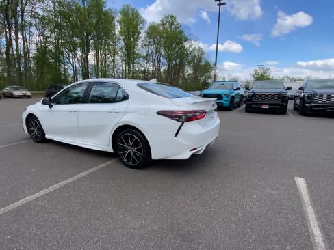 Used 2024 Toyota Camry SE FWD image 9