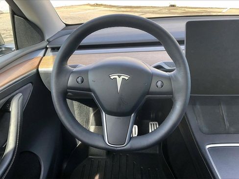 Used 2024 Tesla Model Y Performance image 10