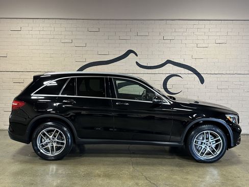 Used 2017 Mercedes-Benz GLC 300 4MATIC image 3
