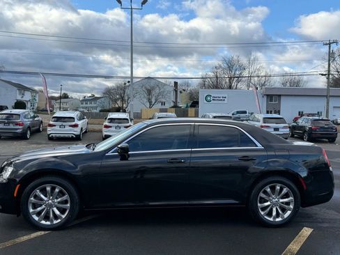 Used 2018 Chrysler 300 Touring L image 7
