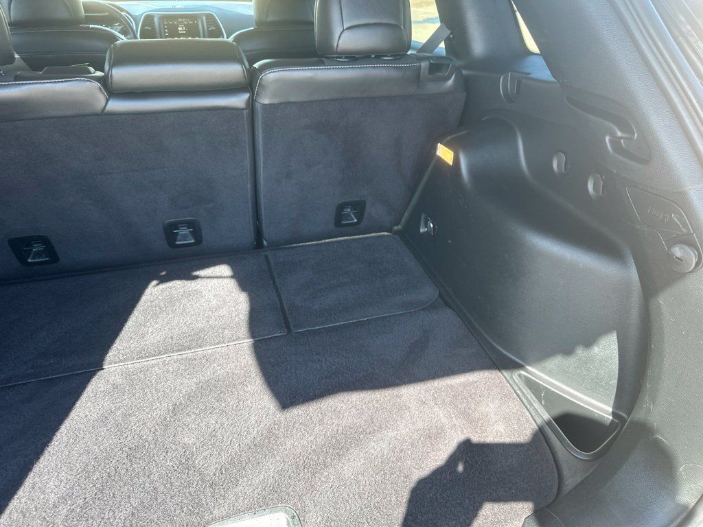 Used 2018 Jeep Cherokee Latitude Plus w/ Cold Weather Group AWD/4WD image 24