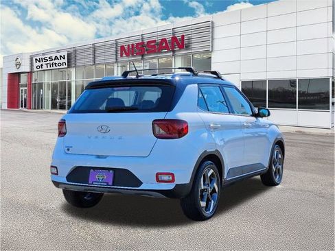 Used 2023 Hyundai Venue Limited image 7