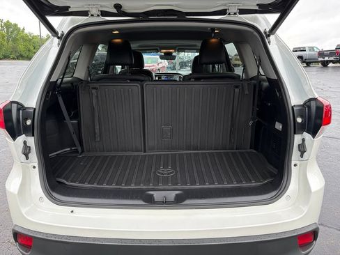 Used 2019 Toyota Highlander SE AWD/4WD image 10