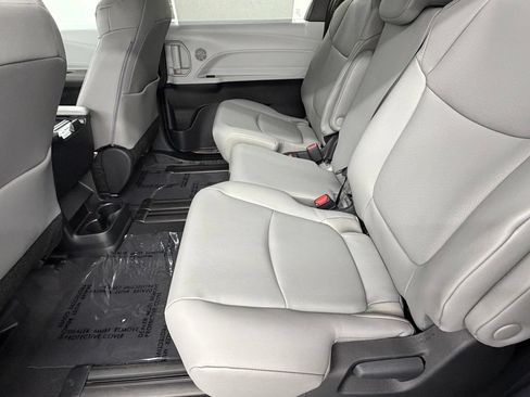 Used 2026 Toyota Sienna XLE FWD image 39