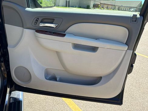 Used 2013 Chevrolet Avalanche LTZ AWD/4WD image 28