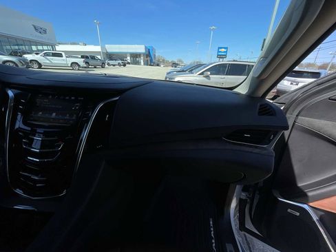 Used 2019 Cadillac Escalade Luxury image 29