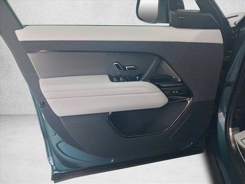 Used 2025 Land Rover Range Rover Sport SE image 13