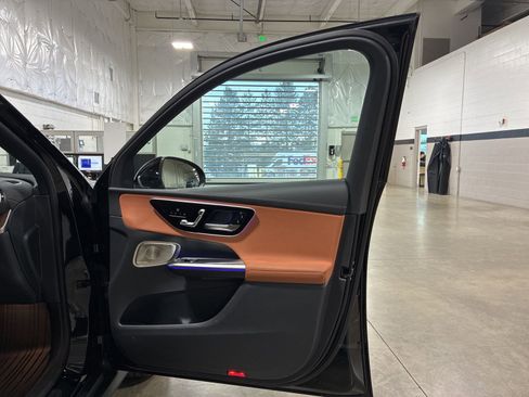 Used 2025 Mercedes-Benz GLC 350e 4MATIC image 26