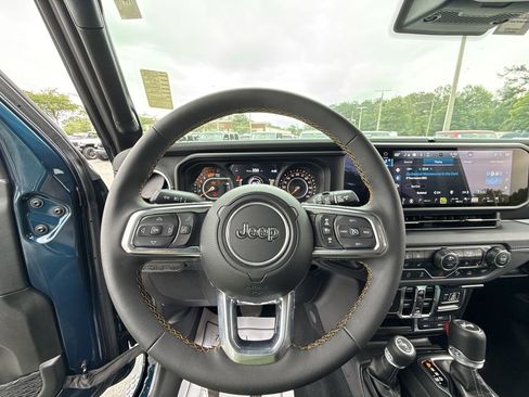Used 2025 Jeep Wrangler Unlimited Sahara w/ Safety Group AWD/4WD image 15