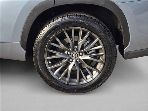 Used 2023 Toyota Highlander Limited image 24