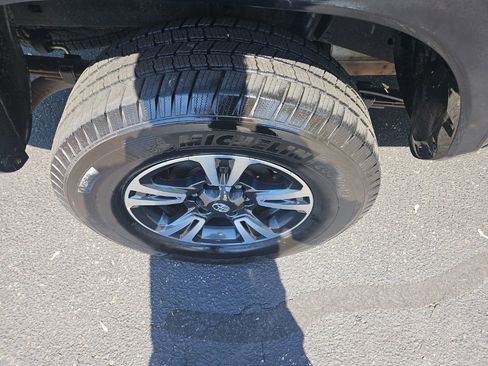 Used 2018 Toyota Tacoma TRD Sport AWD/4WD image 11