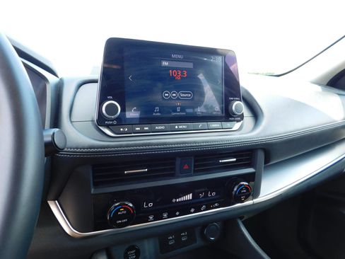 Used 2025 Nissan Rogue SV FWD image 19