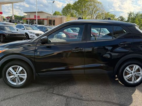 Used 2019 Nissan Kicks S w/ Exterior Package FWD image 2