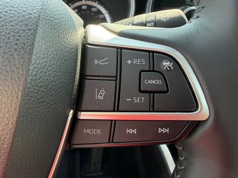 Used 2023 Toyota Highlander XLE AWD/4WD image 17