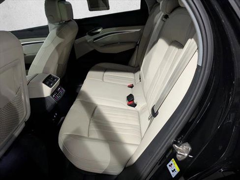 Used 2024 Audi Q8 e-tron Premium Plus w/ Premium Plus Package image 24