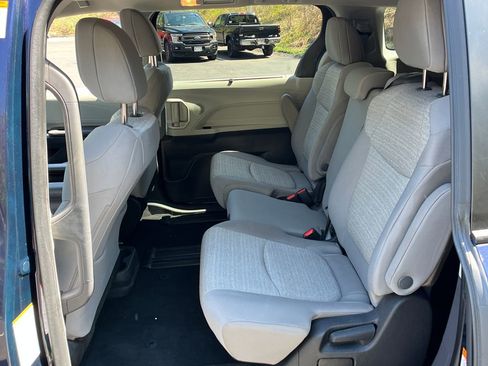 Used 2022 Toyota Sienna LE AWD/4WD image 21