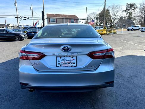 Used 2020 Toyota Camry XLE image 6