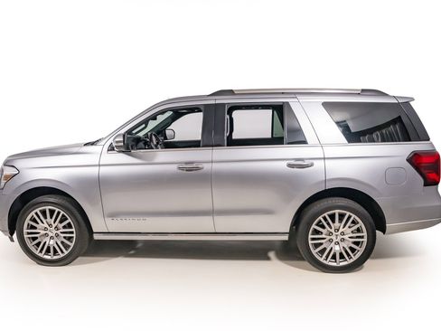 Used 2024 Ford Expedition Platinum image 3