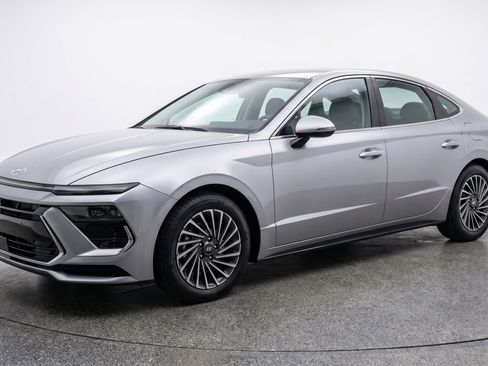 Used 2025 Hyundai Sonata SEL FWD image 3