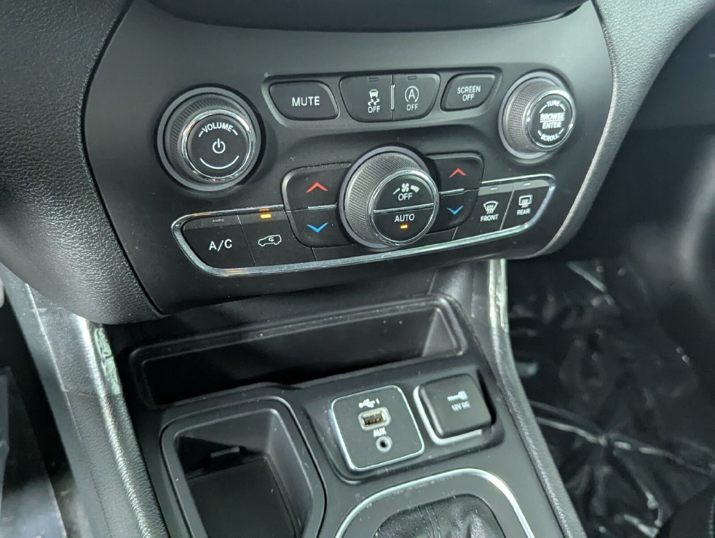 Used 2021 Jeep Cherokee Latitude Lux w/ Comfort/Convenience Group FWD image 20