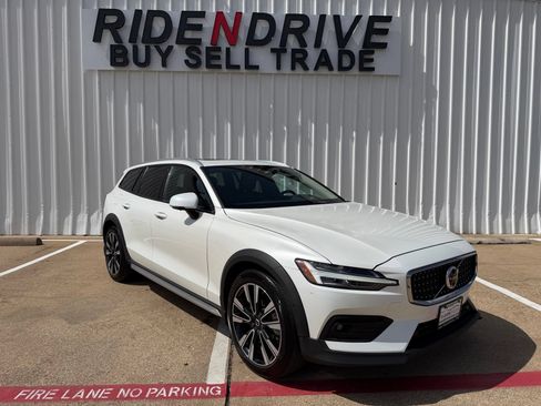 Used 2023 Volvo V60 B5 Cross Country Ultimate AWD/4WD image 9
