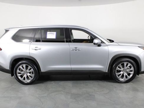 Used 2024 Toyota Grand Highlander FWD image 11