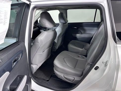 Used 2023 Toyota Highlander XLE AWD/4WD image 17