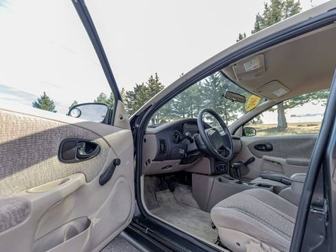 Used 2002 Saturn S-Series SL2 image 12