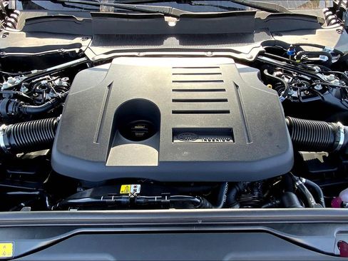 New 2025 Land Rover Discovery Dynamic SE image 14