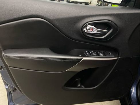 Used 2019 Jeep Cherokee Latitude Plus w/ Cold Weather Group AWD/4WD image 25