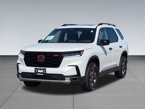 Certified 2025 Honda Pilot TrailSport image 10