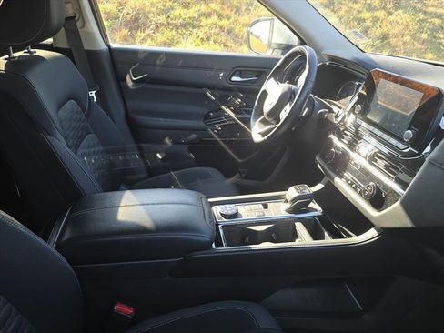 Used 2022 Nissan Pathfinder SV w/ SV Black Package image 9