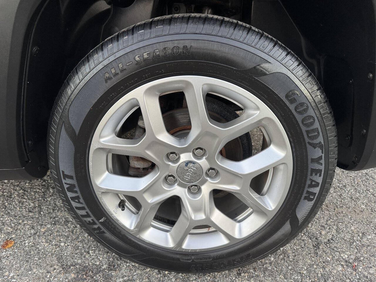 Used 2018 Jeep Renegade Latitude FWD image 13
