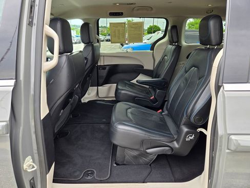 Used 2021 Chrysler Pacifica Touring-L FWD image 26