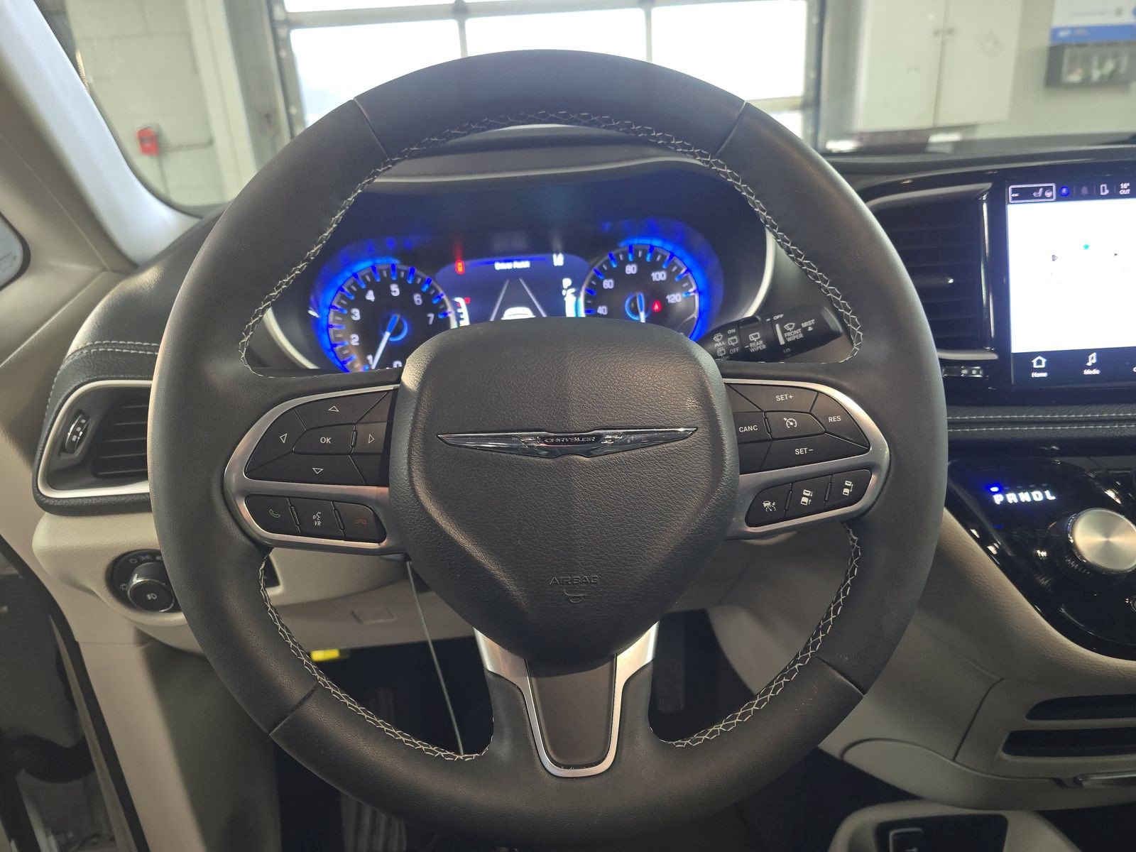 Used 2024 Chrysler Pacifica Touring-L FWD image 8