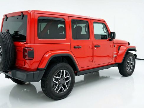 Used 2025 Jeep Wrangler Sahara image 9