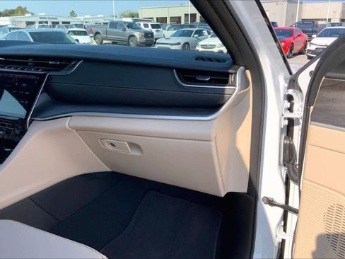 Used 2025 Jeep Grand Cherokee L Limited image 19