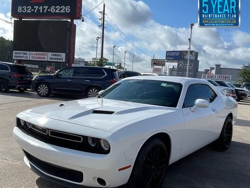 Used 2017 Dodge Challenger SXT RWD image 1