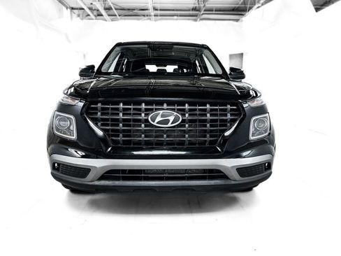 Used 2020 Hyundai Venue SE image 2