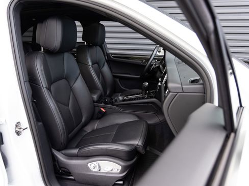 Certified 2025 Porsche Macan AWD/4WD image 33
